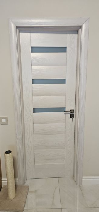 Vând 5 uși de interior MDF – frasin alb texturat, cu sticlă mată - set