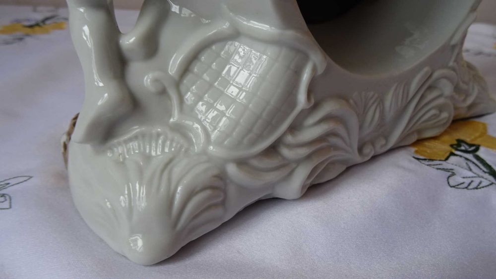 Порцеланов настолен часовник  с херувими и гълъби.