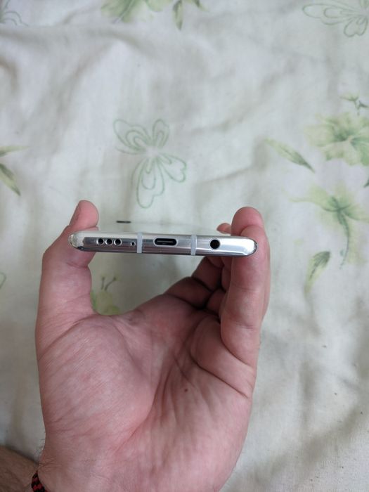 Продава се LG Velvet