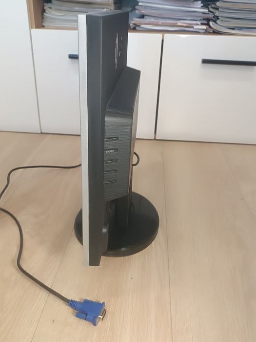 Мониторът на снимките е LG Flatron L1718S(или подобен модел от серият]