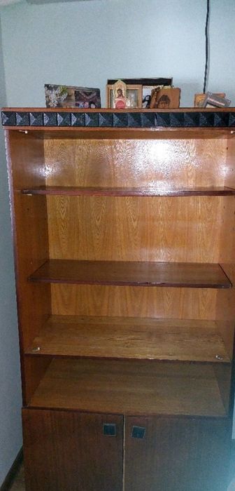 Продается книжный шкаФ-сервант