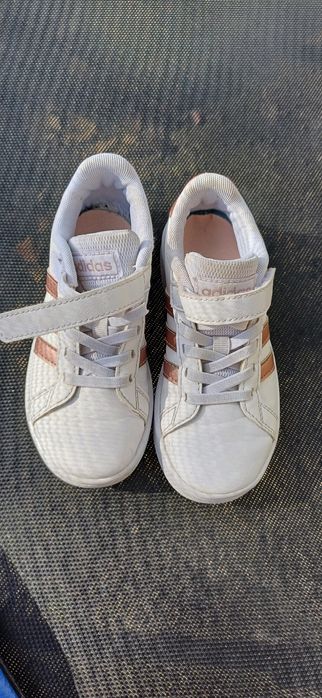Adidașii fata în stare perfecta