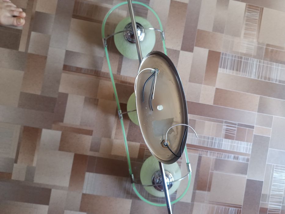 Продам люстру на три лампочки