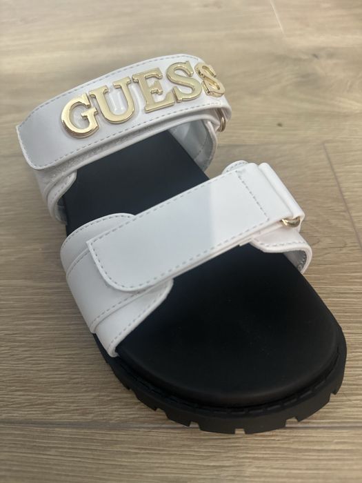 Новые сандали  Guess, белые