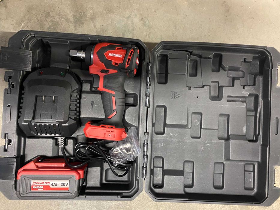 031301	Гайковерт акум. 20V 4Ah 320Nm безчетков в куфар RDI-IBW01
