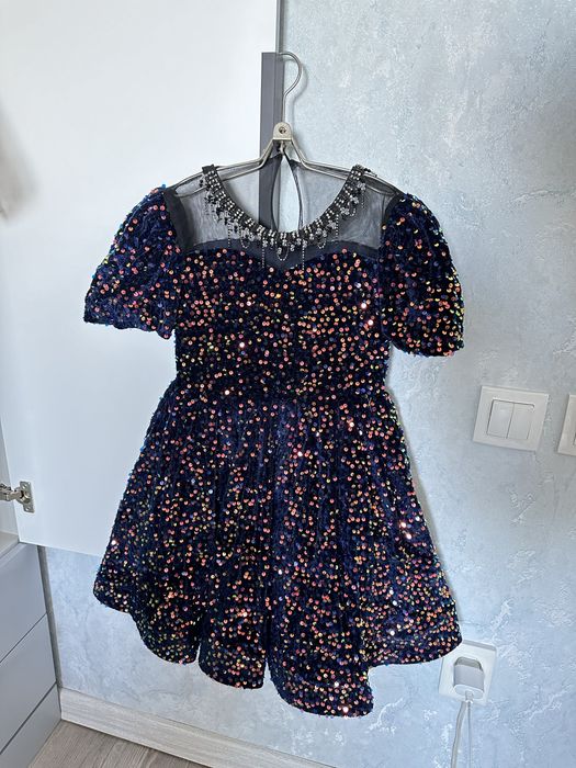 Продам платья на девочку на 4-5 лет (104-116)