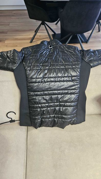 Geaca neagra potrivita la marimea M