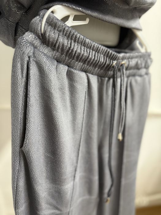 Compleu cu bluza si pantaloni evazati , catifea gri , nou , marimea XS