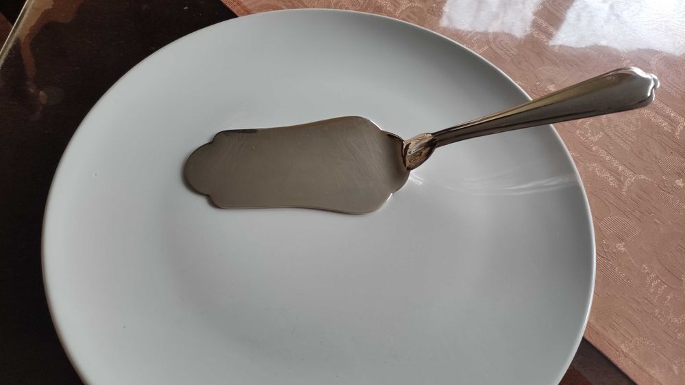 Две посребрени шпатули за сервиране на сладкиш