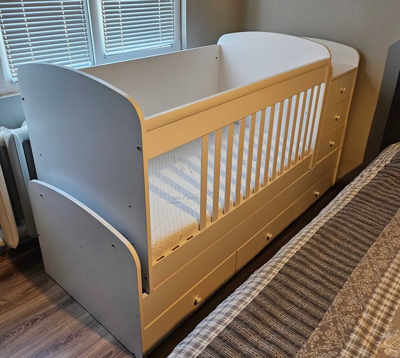 Дървена кошара с подвижен люлеещ механизъм, запазен матрак, обиколници