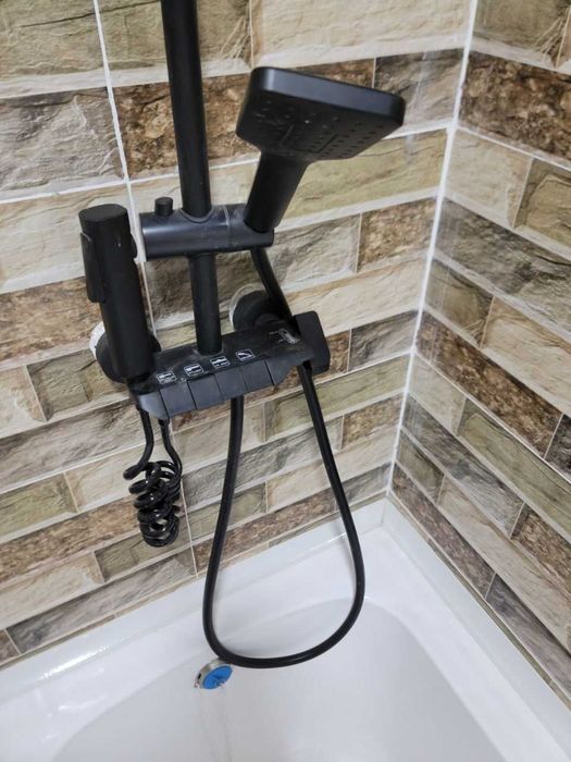 Душевые смести есть 3шт в новом состоянии читайте ниже