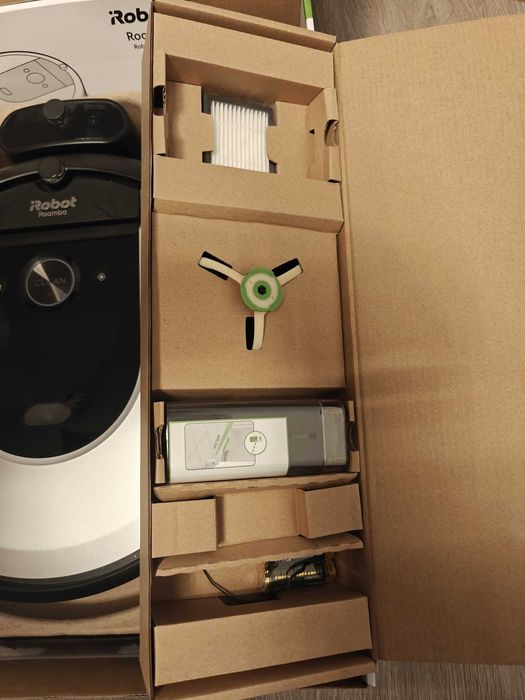 iRobot Roomba i7 (i7156) cu filtre si accesorii