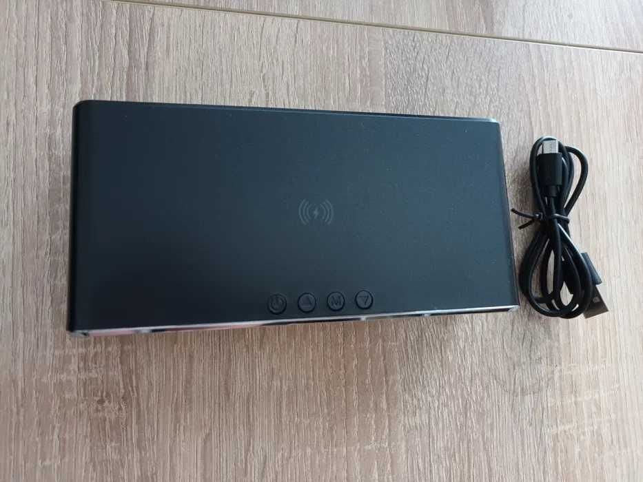 Часовник, с безжично зарядно за телефон, термометър, будилник