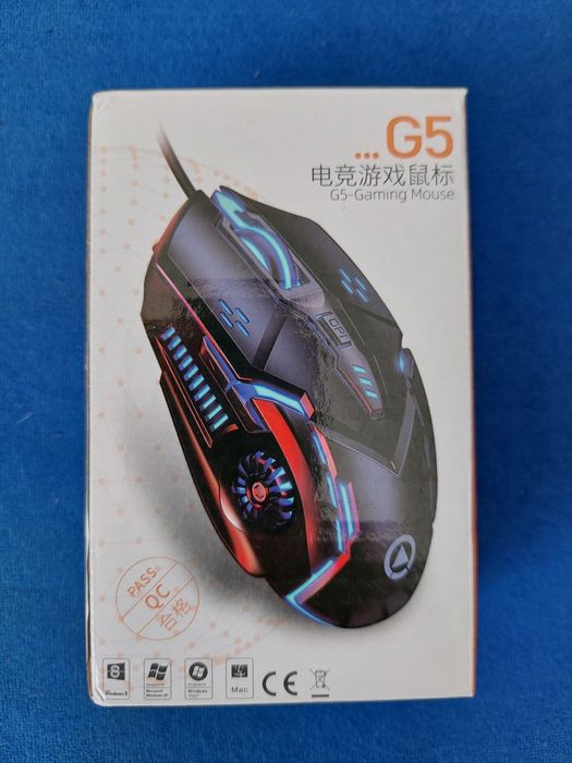 Бяла мишка за компютър светеща в различни цветове