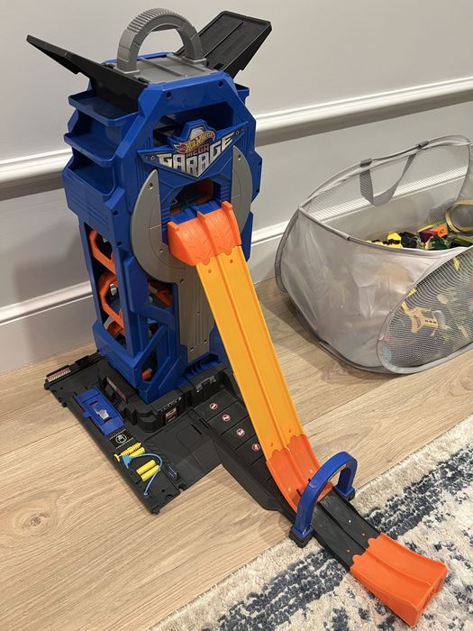 Hot wheels mega garage