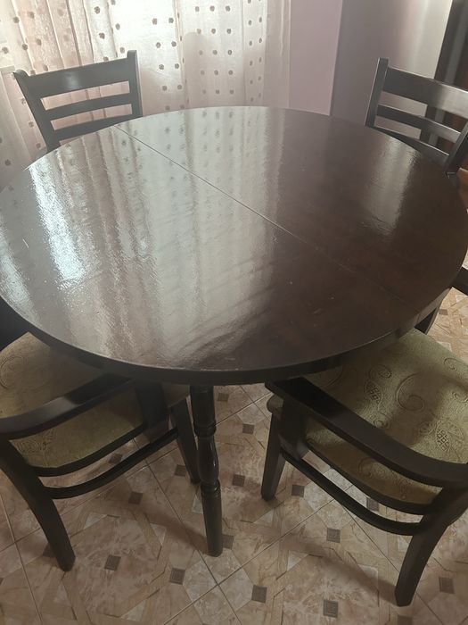 Трапезна маса от масивно дърво