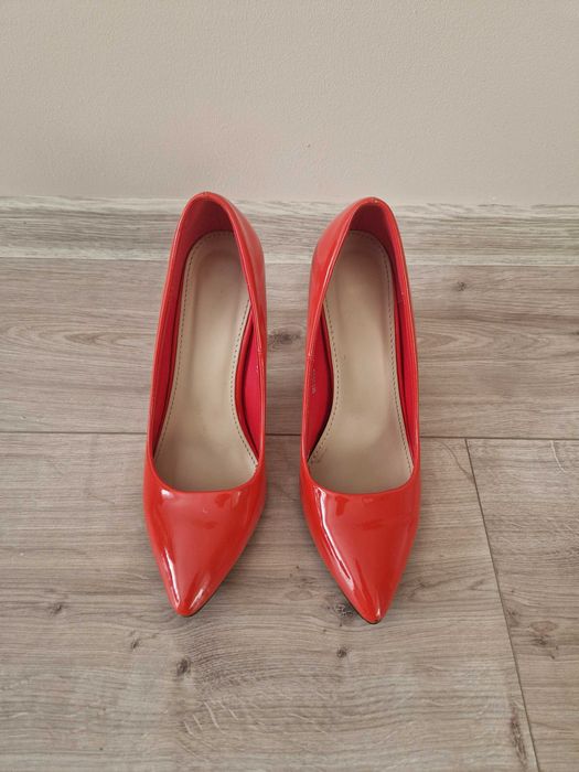 Pantofi rosii marimea 37