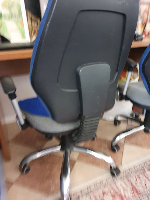 Офисные кресла на колесиках