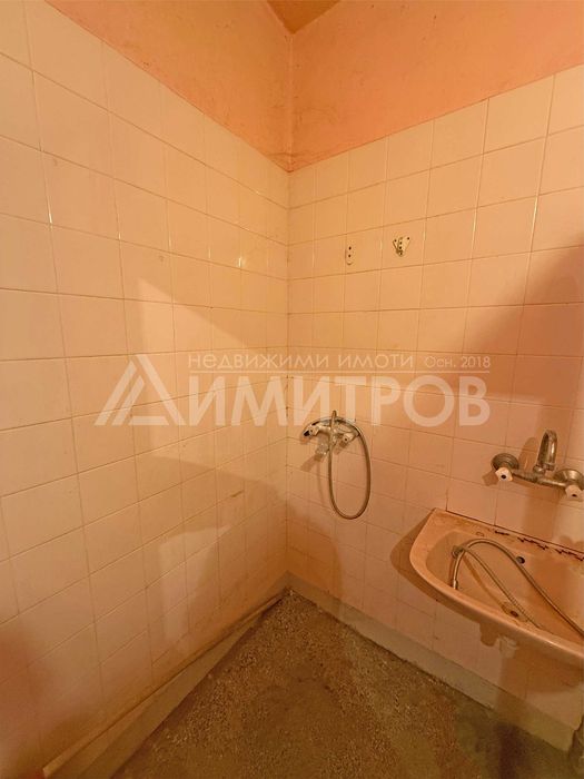 Продава гарсониера 40 м2. в центъра на гр. Нови пазар, САНИРАН жилищен блок. Нисък етаж.