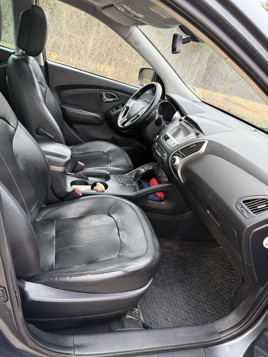 Hyudai IX35 автоматик 184к.с 4х4 кожен салон напълно обслужен.