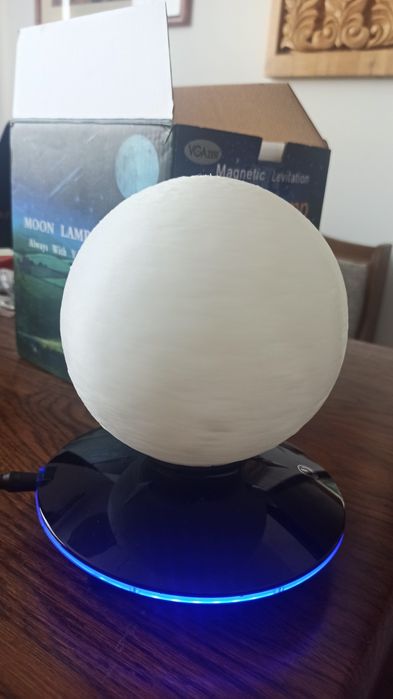 Левитираща луна лампа