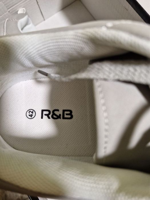 Продам новые мужские кроссовки размер 42-43