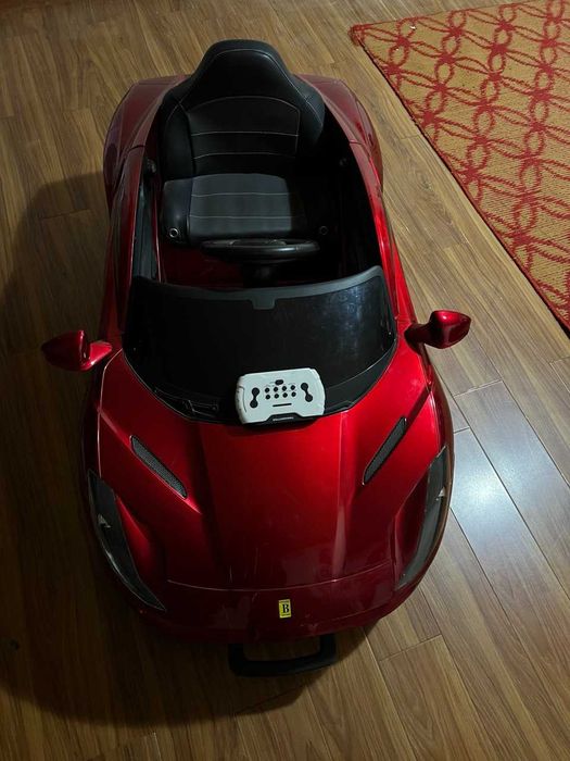 Moshina Ferrari qizil