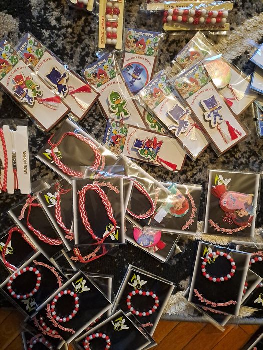 Продавам ръчно направени мартеници