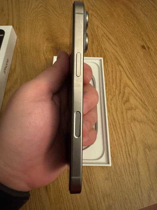 Iphone 16 pro natural titanium 128gb с оставаща още 18 месеца гаранция