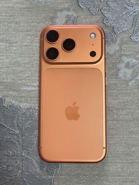 Продам Iphone 17 pro Orange