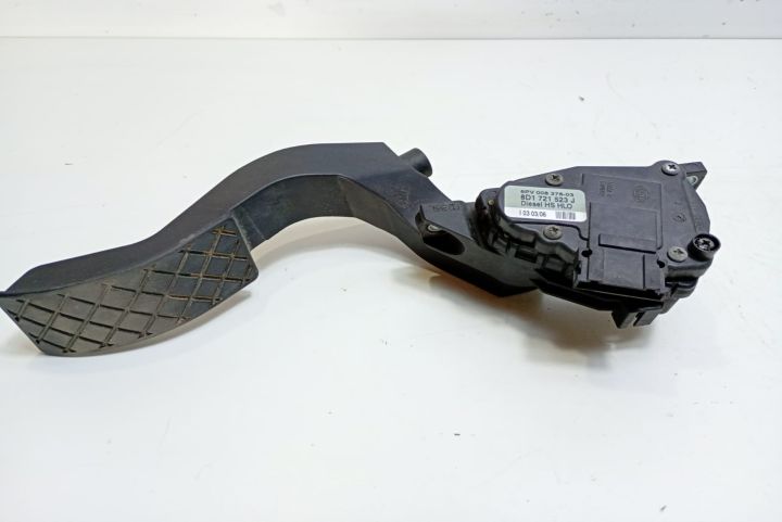 Pedala  acceleratie 8D1721523J Volkswagen VW Passat B5 seria