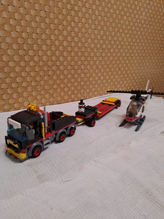 Дальнобольная машина с вертолётом на пицепе