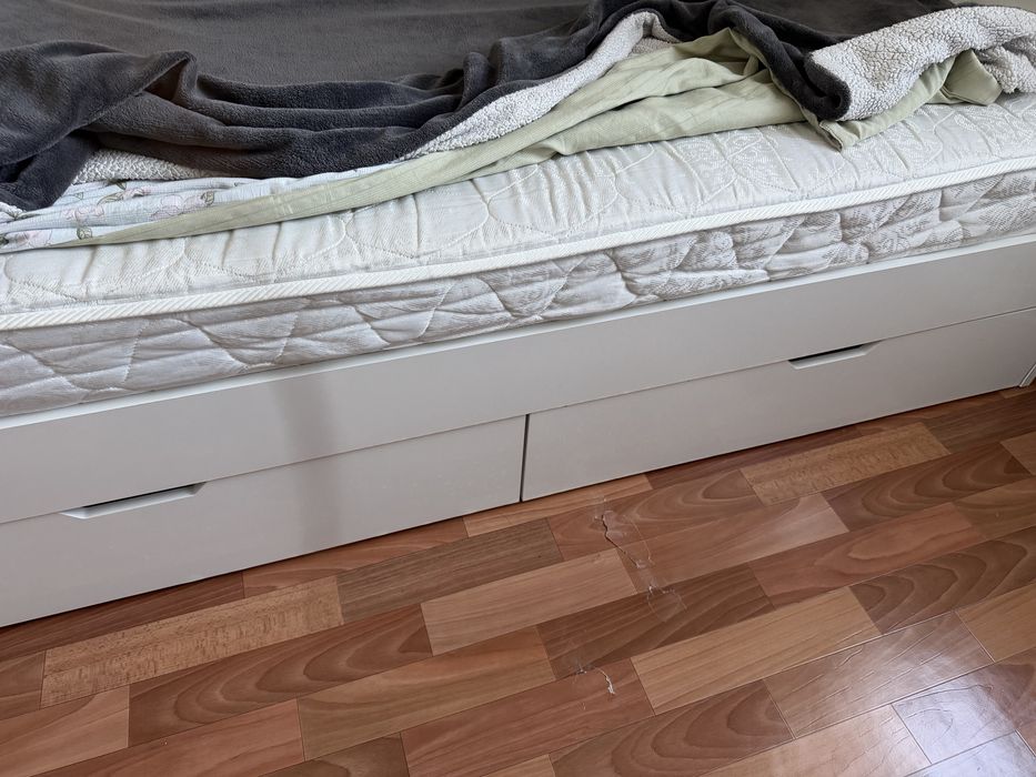 Кровать и стол для учебы