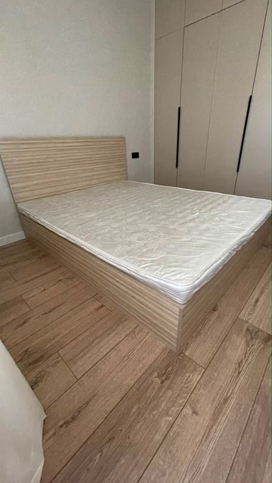 Продам двуспальную кровать с матрасом