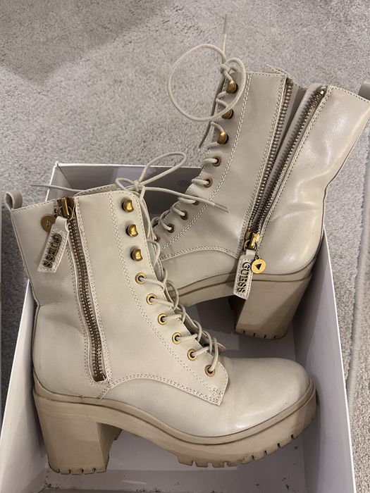 Боти с връзки Guess.