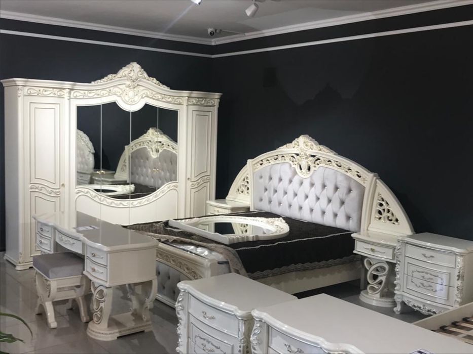 Кровать без матраса, отличного качества