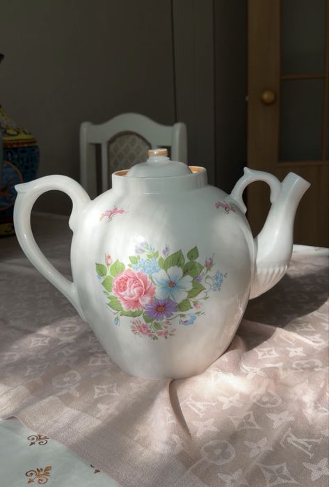 Продам фарфоровый чайник и вазу