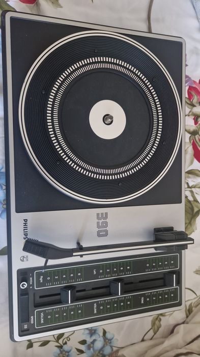 Продам виниловый проигрыватель