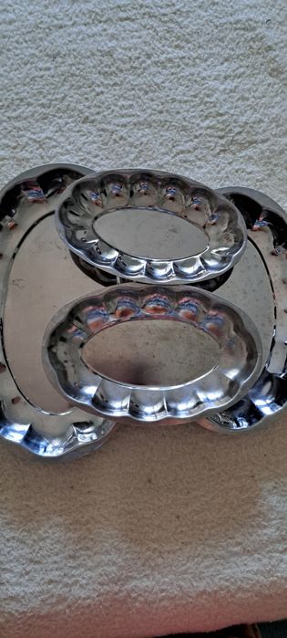 Vind 4 platouri de marimi diferite