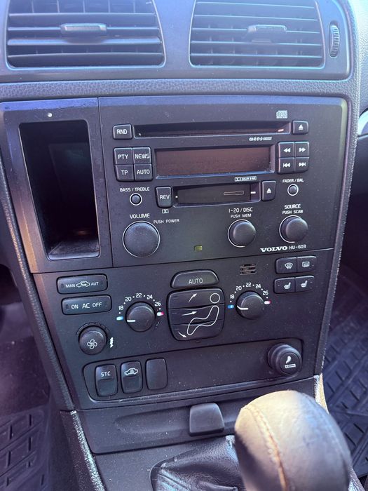 Volvo S60 D5 // 2.4 diesel 130cp // An 06.2004 // Interior piele // Faruri cu Xenon // Pilot automat // Toate actele valabile //