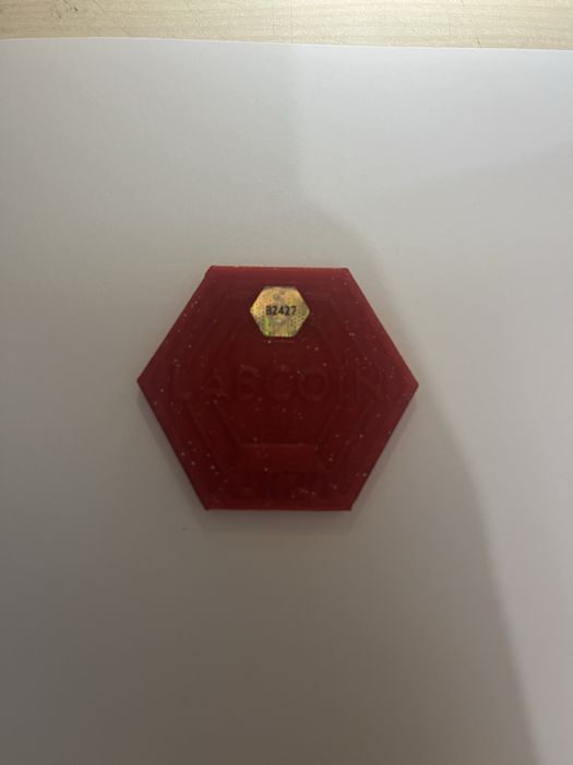 Два лабкойна от 2023 и 2024.