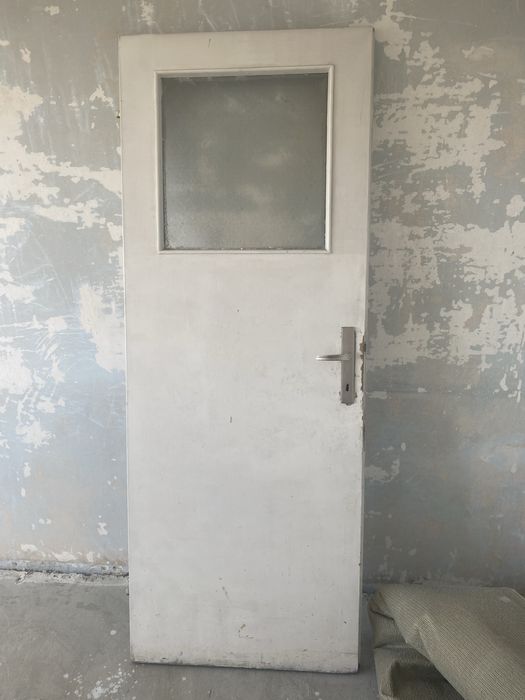 Продавам прозорци и врати