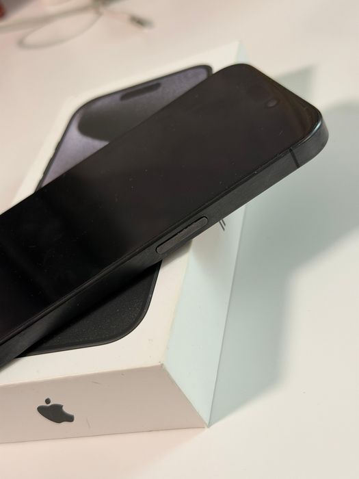 Vand Iphone 15 pro negru
