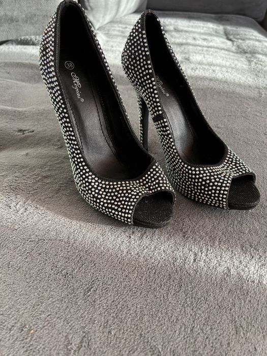 Обувки на висок ток