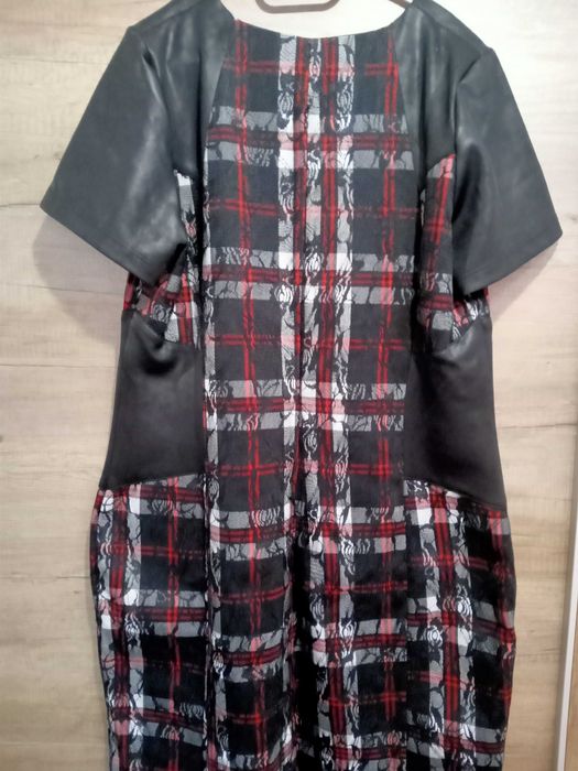 Черна рокля с кожа и дантела