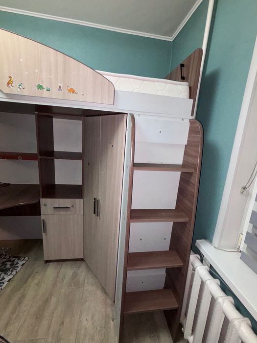 Кровать-чердак со столом и шкафом