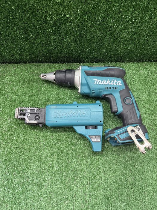 Винтоверт за гипсокартон на Makita DFS452 с допълнителна приставка