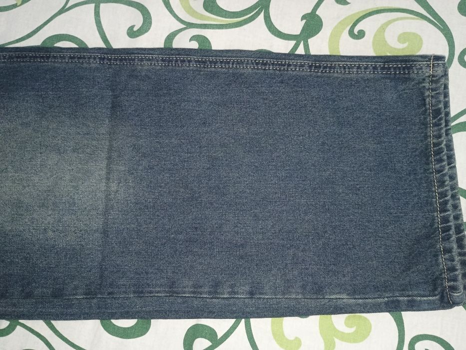 Джинсы темный синий.