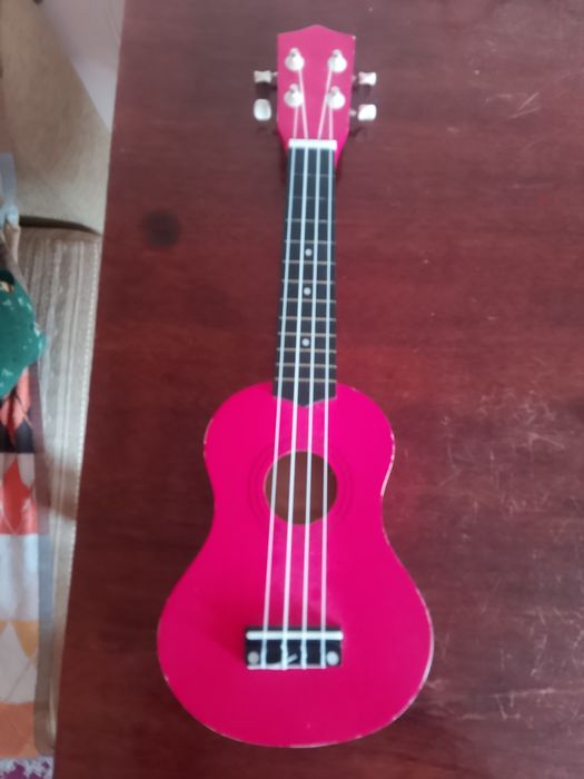 Укулеле красная б.у.