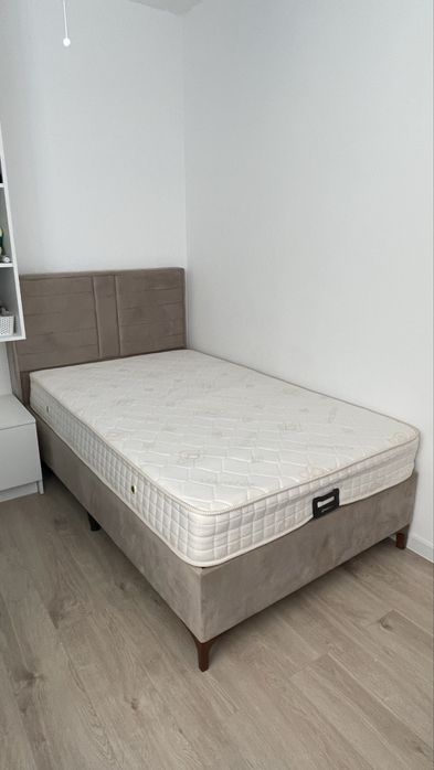 Pat tapițat bej cu saltea și ladă de depozitare